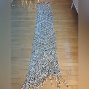 Elegant Cream Macramé Table Runner